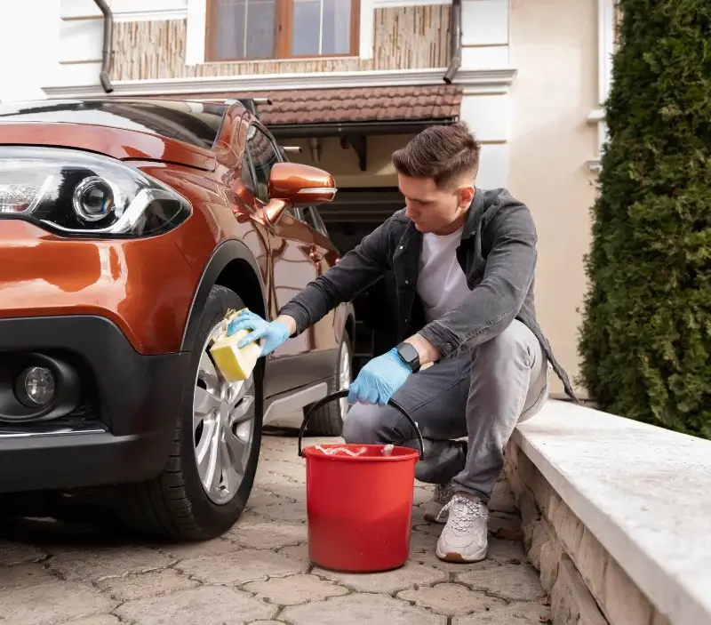 Lavage auto à domicile Bulhon : professionnel intervenant sur un véhicule